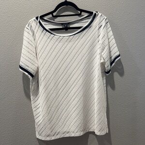 🖤🤍 Jones New York White Two-Layer Top w/ Textured Design & Contrast. Black Hem